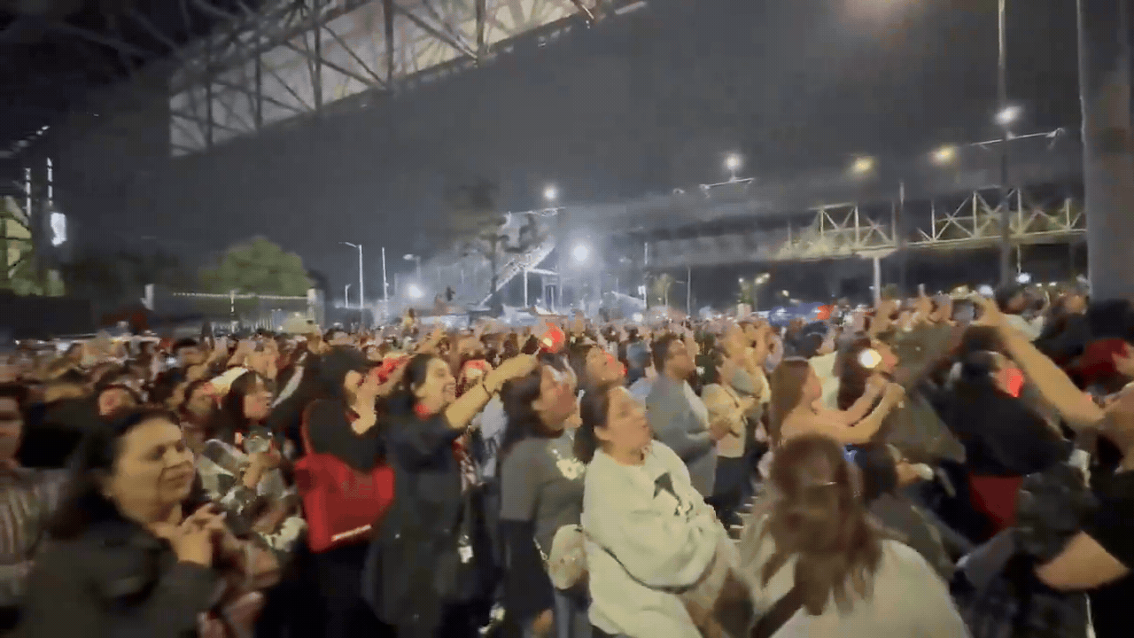 40.000 người đứng "hóng" miễn phí concert của BTS, 150.000 vé bán hết chỉ trong 1 giờ