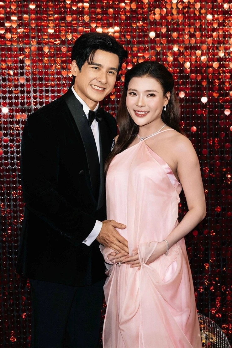 6 cặp diễn viên yêu nhau trên phim lẫn đời thực của showbiz Việt