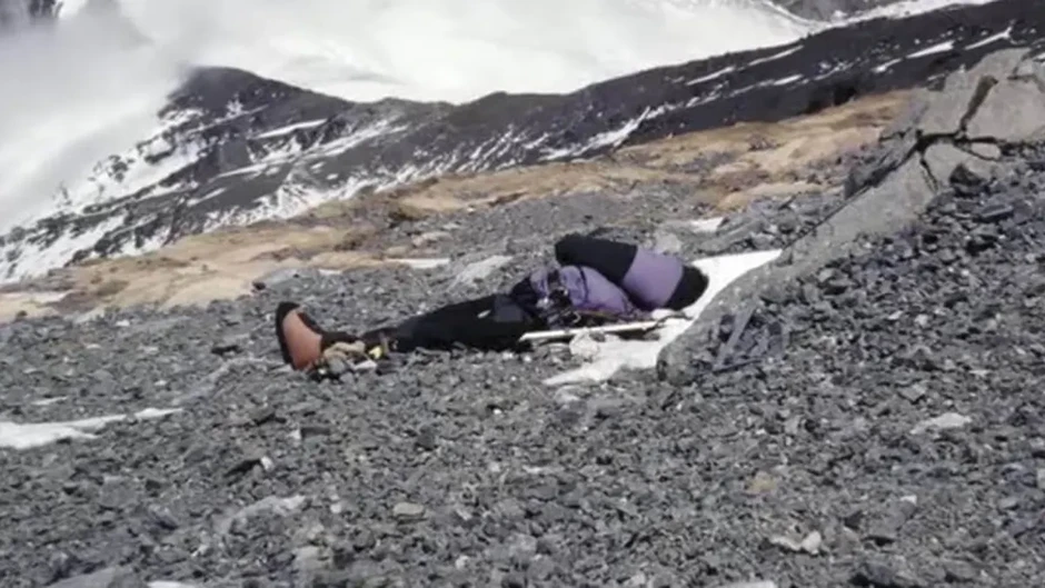 7 câu chuyện ám ảnh phía sau các “cột mốc thi thể” trên đỉnh Everest 7 câu chuyện ám ảnh phía sau các “cột mốc thi thể” trên đỉnh Everest