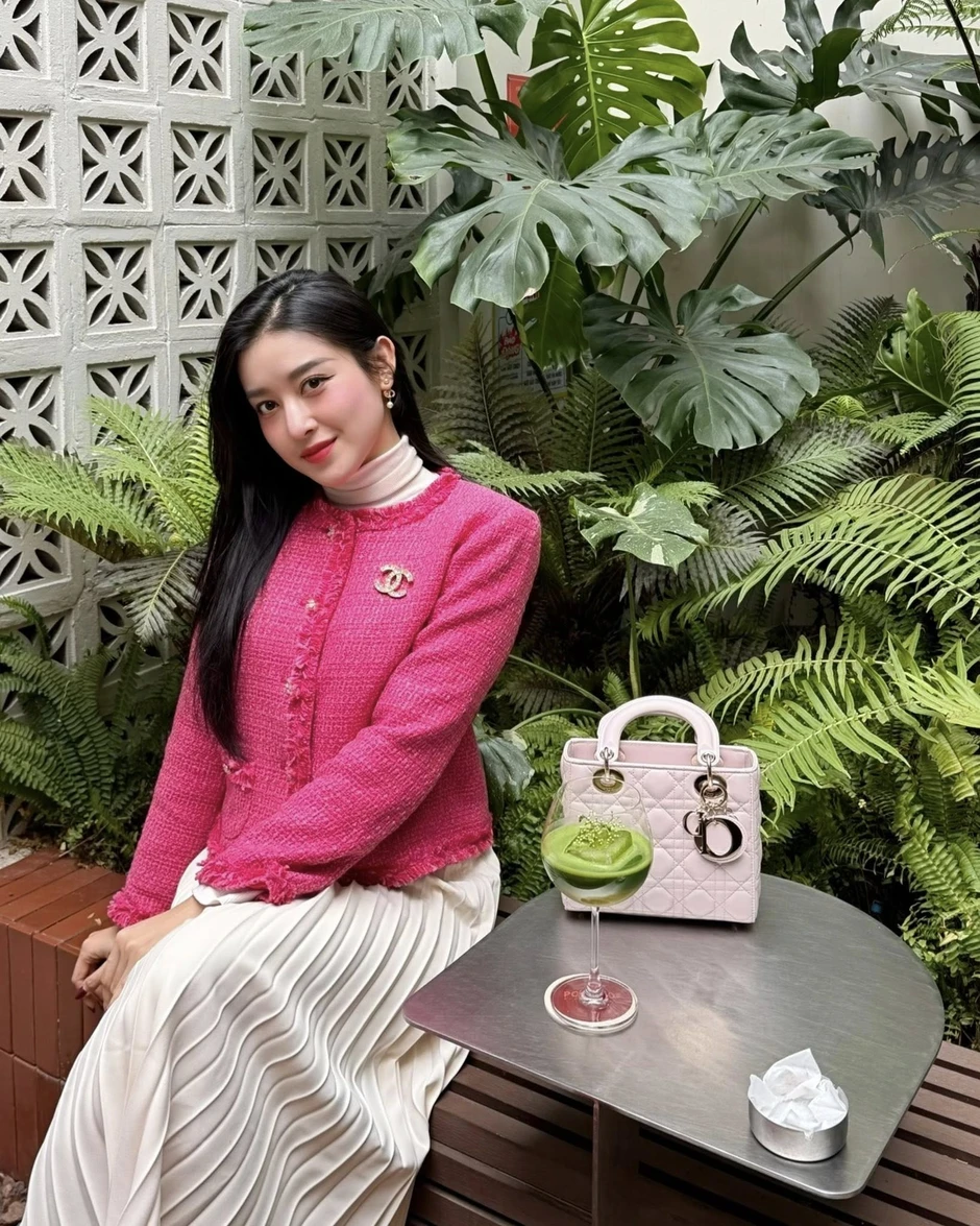 Á hậu Huyền My tiếp tục lên đơn sau vụ đôi giày "bẩn bẩn", netizen nổi nóng: "Tôi điên lắm rồi đấy!"