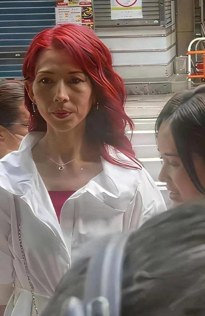 Á hậu làm nhân tình cho đại gia hơn 20 tuổi nhan sắc thay đổi gây sốc, đi thi hát tấu hài cả nước xem