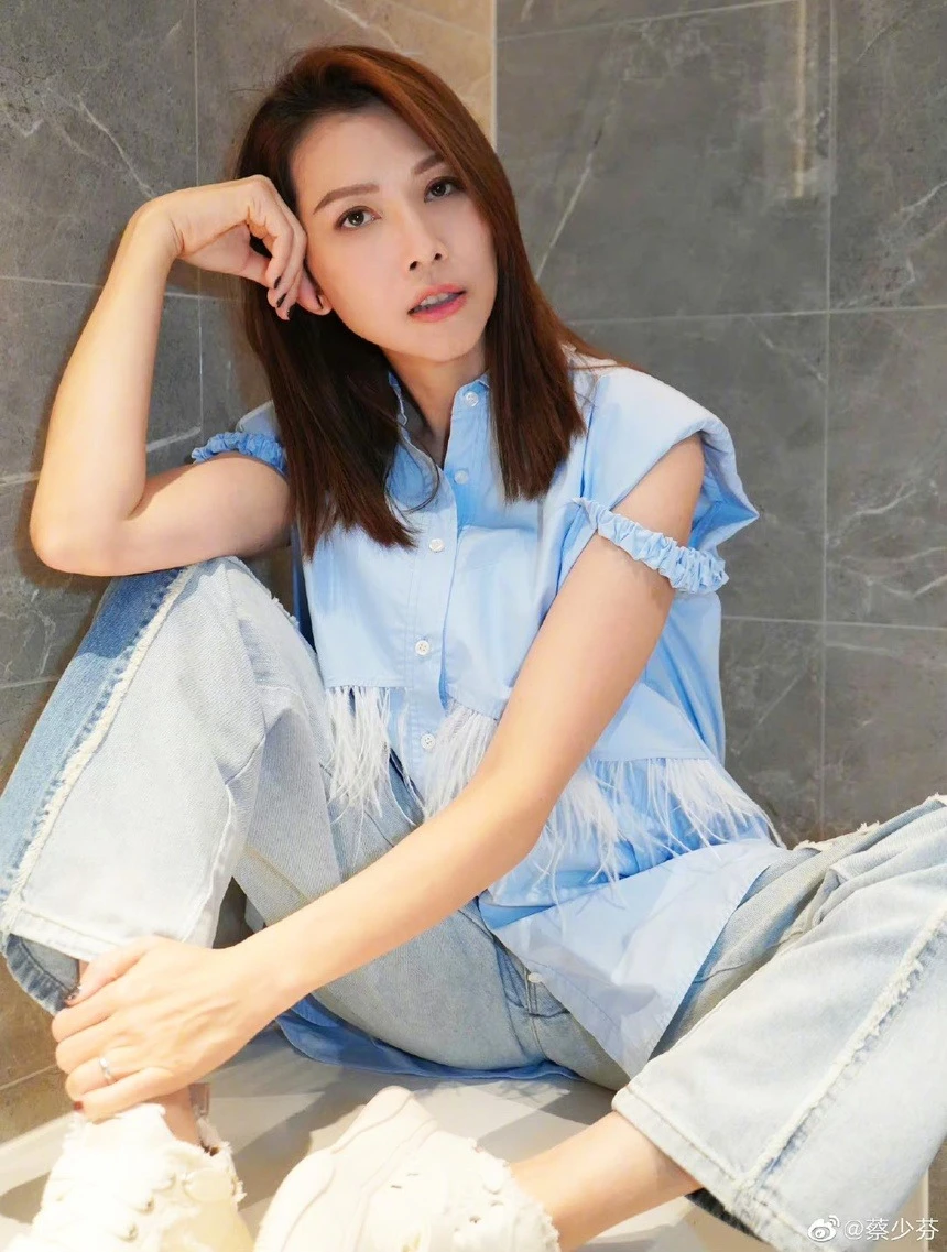 Á hậu làm nhân tình cho đại gia hơn 20 tuổi nhan sắc thay đổi gây sốc, đi thi hát tấu hài cả nước xem