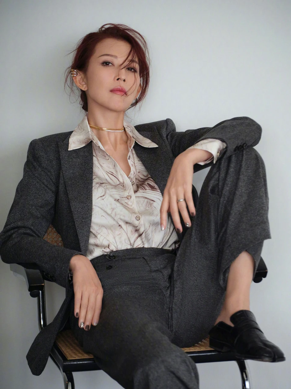 Á hậu làm nhân tình cho đại gia hơn 20 tuổi nhan sắc thay đổi gây sốc, đi thi hát tấu hài cả nước xem
