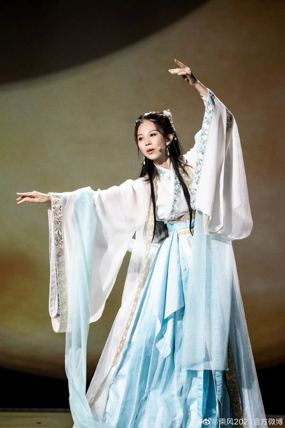 Á hậu làm nhân tình cho đại gia hơn 20 tuổi nhan sắc thay đổi gây sốc, đi thi hát tấu hài cả nước xem