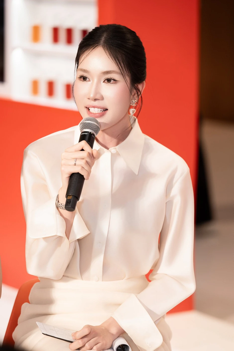 Á hậu Phương Anh lên tiếng giữa lúc hàng loạt nghệ sĩ dính chất cấm: "Đừng đánh đổi tương lai vì một chữ thử"