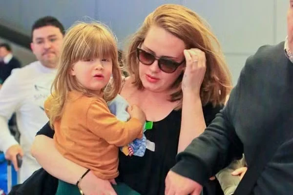 Adele trở lại phòng thu, kiên quyết từ chối những chuyến lưu diễn dài ngày