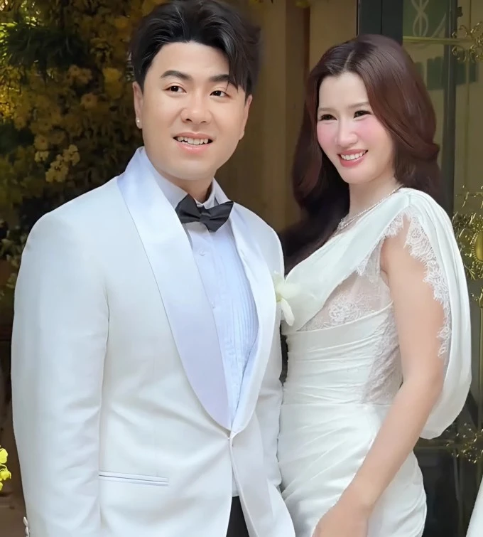 Akira Phan lái xế hộp 6 tỷ đồng đến rước vợ CEO trong đám hỏi