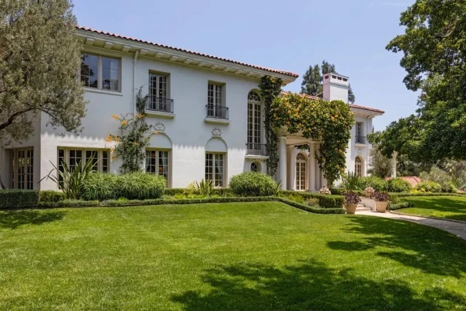 Angelina Jolie rao bán biệt thự, chuẩn bị rời Hollywood