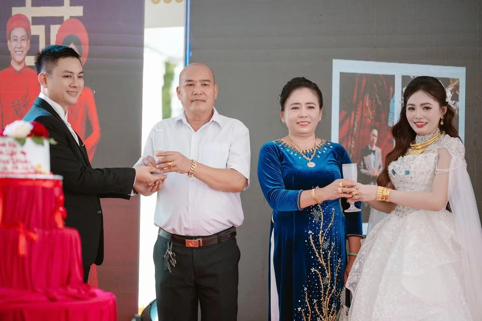 Ảnh chưa công khai ở đám cưới Hoài Lâm Ảnh chưa công khai ở đám cưới Hoài Lâm