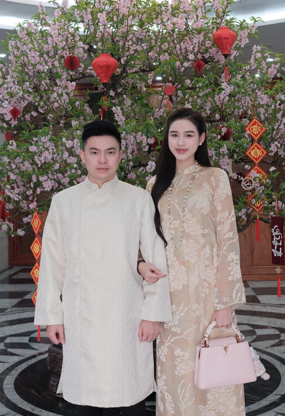 Ảnh cưới lần đầu được công bố của Hoa hậu Đỗ Hà và Viết Vương