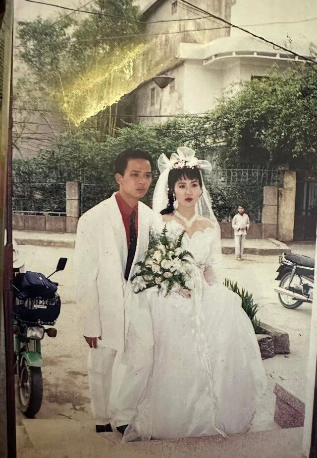 Ảnh cưới NSƯT Nguyệt Hằng - Anh Tuấn cách đây 30 năm gây sốt