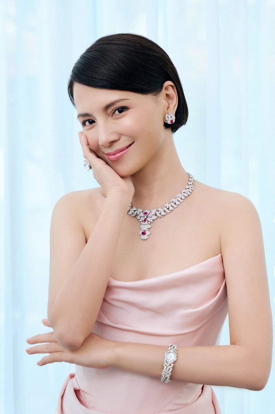 Ảnh hậu vứt bỏ hào quang, nuôi con riêng như con ruột để nhận lại nụ hôn công khai của chồng và "tiểu tam" giữa phố đông