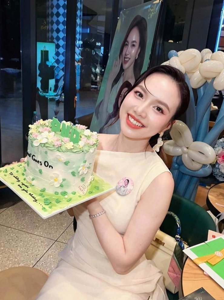 Ảnh sao 10/10: Trương Hồ Phương Nga được khen đẹp thanh lịch