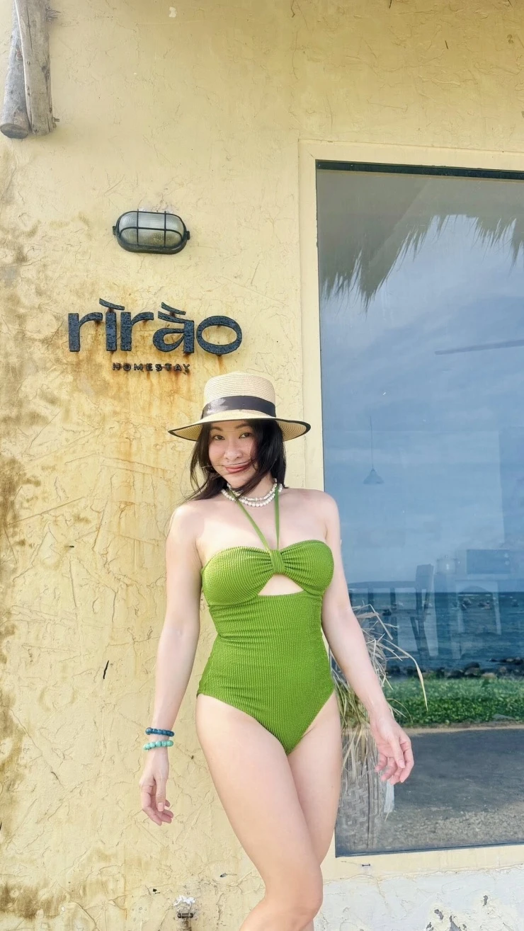 Ảnh sao 10/6: Uyên Linh diện bikini khoe body Ảnh sao 10/6: Uyên Linh diện bikini khoe body