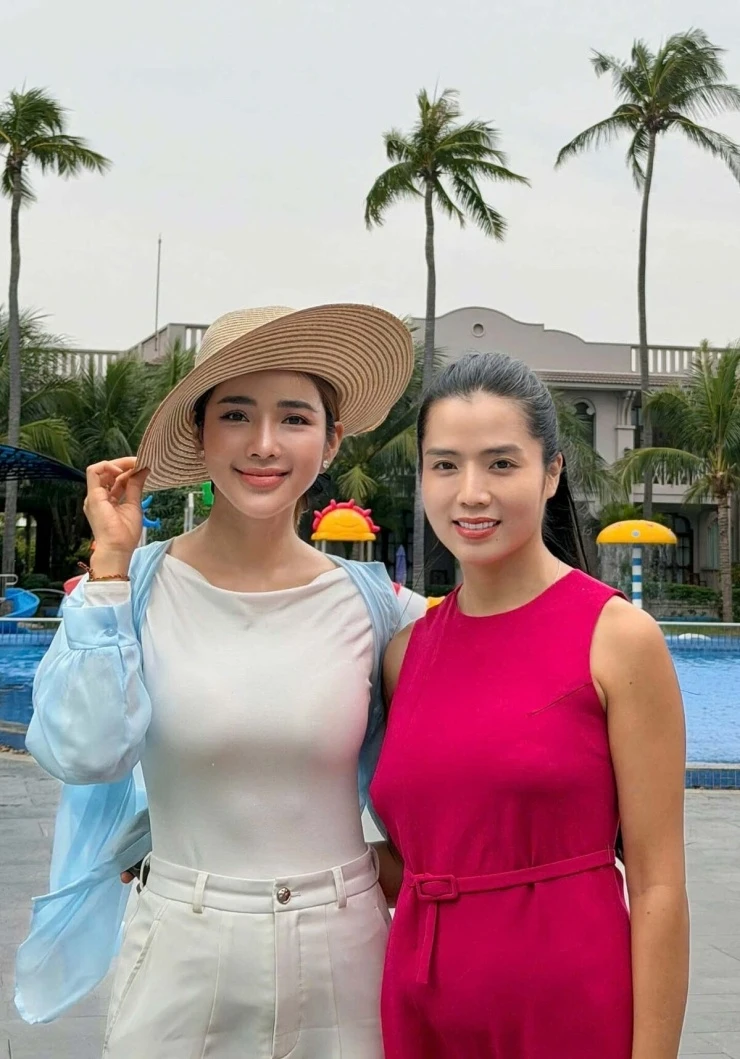 Ảnh sao 10/6: Uyên Linh diện bikini khoe body Ảnh sao 10/6: Uyên Linh diện bikini khoe body