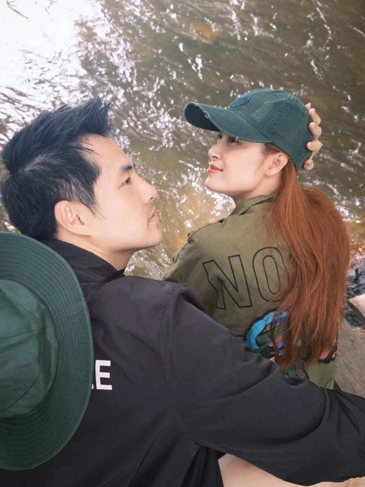 Ảnh sao 10/7: Kim Tuyến thức đợi Đồng Ánh Quỳnh đi làm về muộn