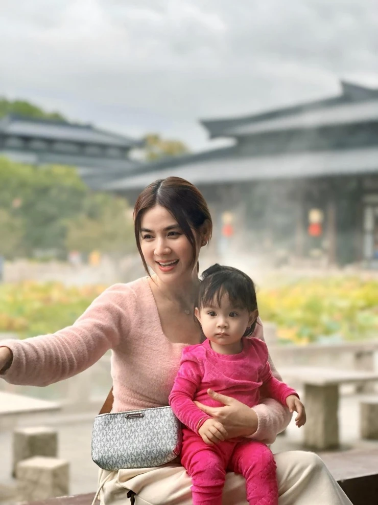Ảnh sao 11/4: Cặp song sinh nhà Thu Trang cười rạng rỡ