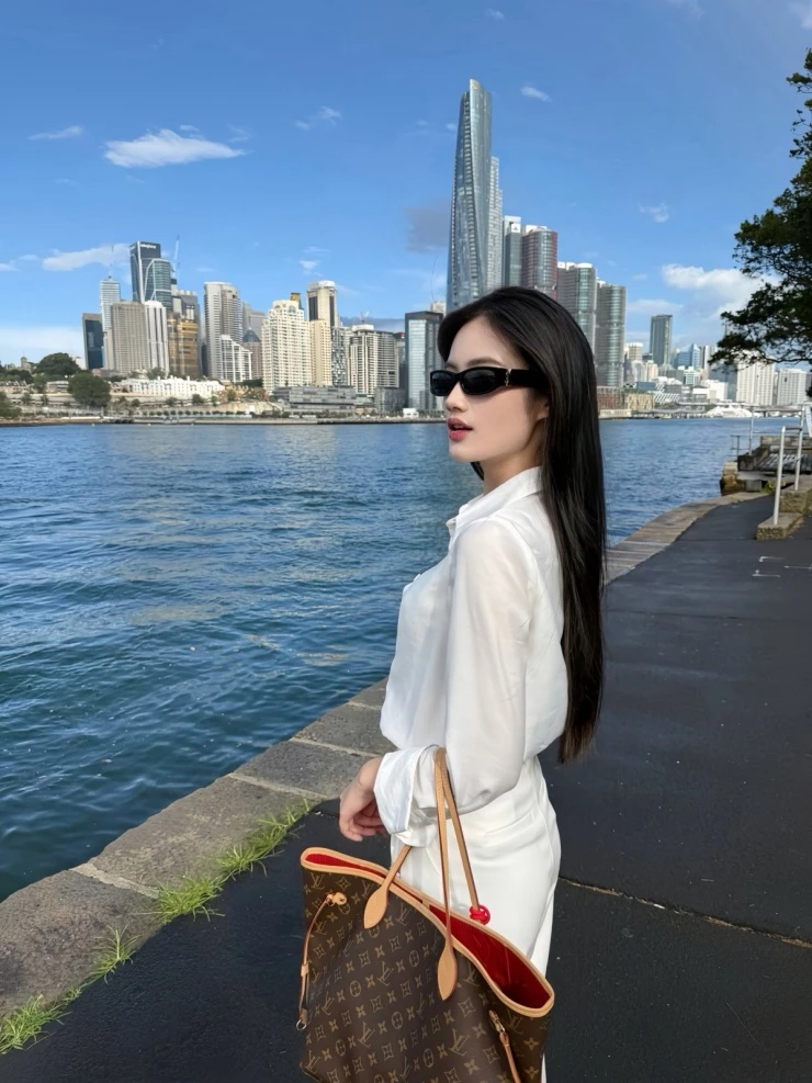 Ảnh sao 11/4: Cặp song sinh nhà Thu Trang cười rạng rỡ