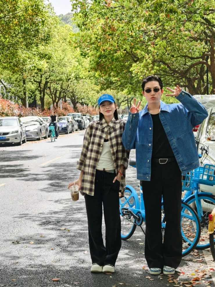 Ảnh sao 11/4: Cặp song sinh nhà Thu Trang cười rạng rỡ
