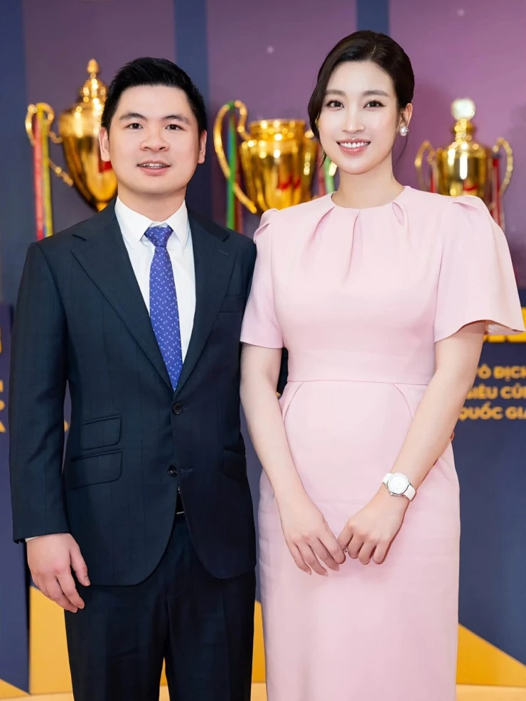 Ảnh sao 11/6: Đỗ Mỹ Linh thon gọn sau hơn 1 tháng sinh con thứ hai