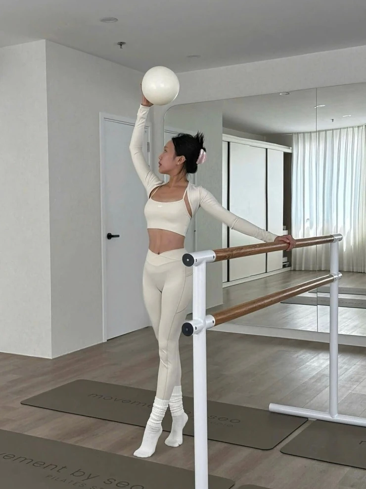 Ảnh sao 11/6: Đỗ Mỹ Linh thon gọn sau hơn 1 tháng sinh con thứ hai
