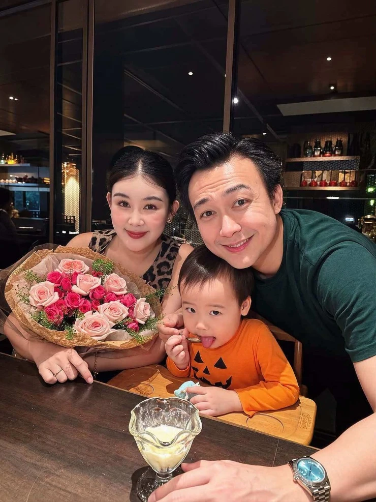 Ảnh sao 12/10: Vợ chồng Ngô Thanh Vân đưa con đi phượt bằng xe đạp điện