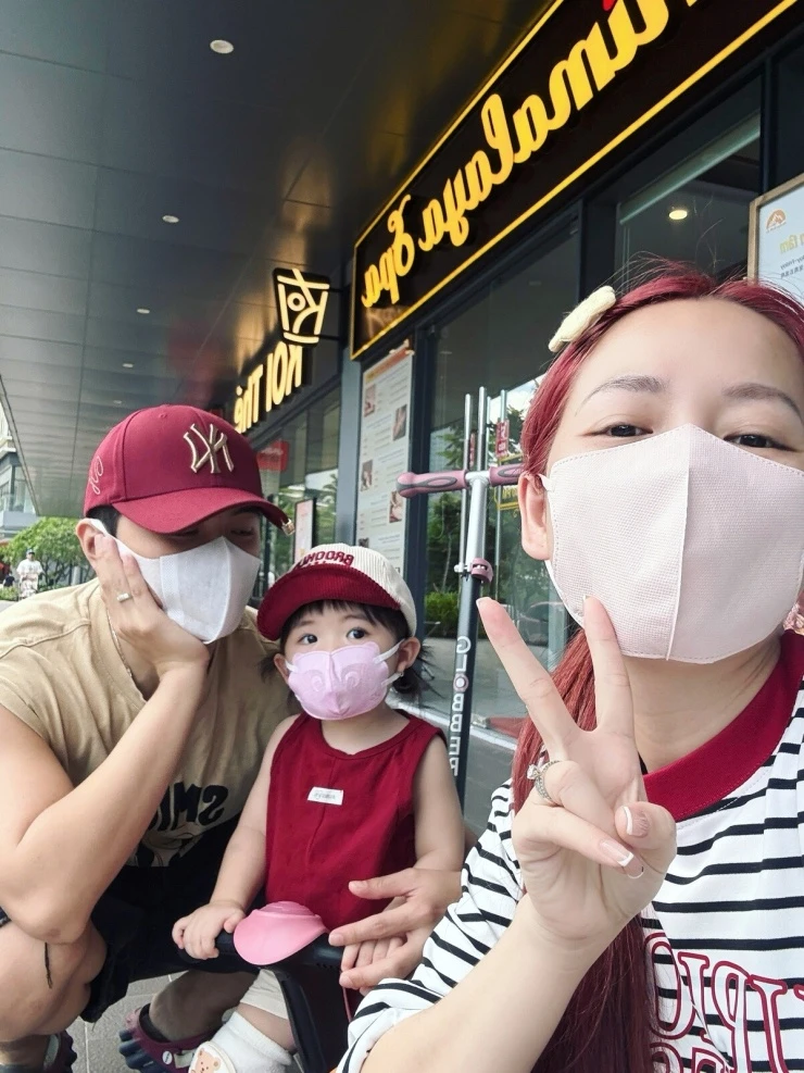 Ảnh sao 12/10: Vợ chồng Ngô Thanh Vân đưa con đi phượt bằng xe đạp điện