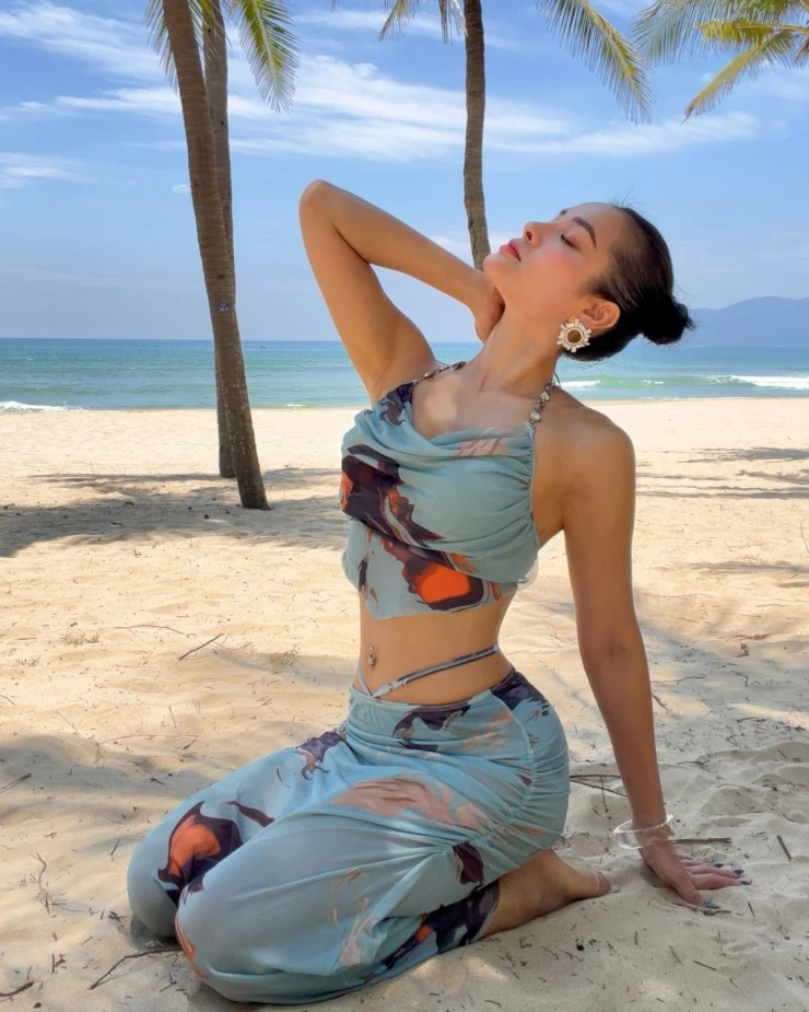 Ảnh sao 12/5: Tiên Nguyễn khoe ảnh thơ ấu chụp cùng mẹ