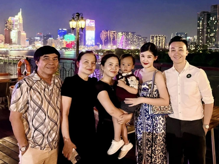 Ảnh sao 12/5: Tiên Nguyễn khoe ảnh thơ ấu chụp cùng mẹ