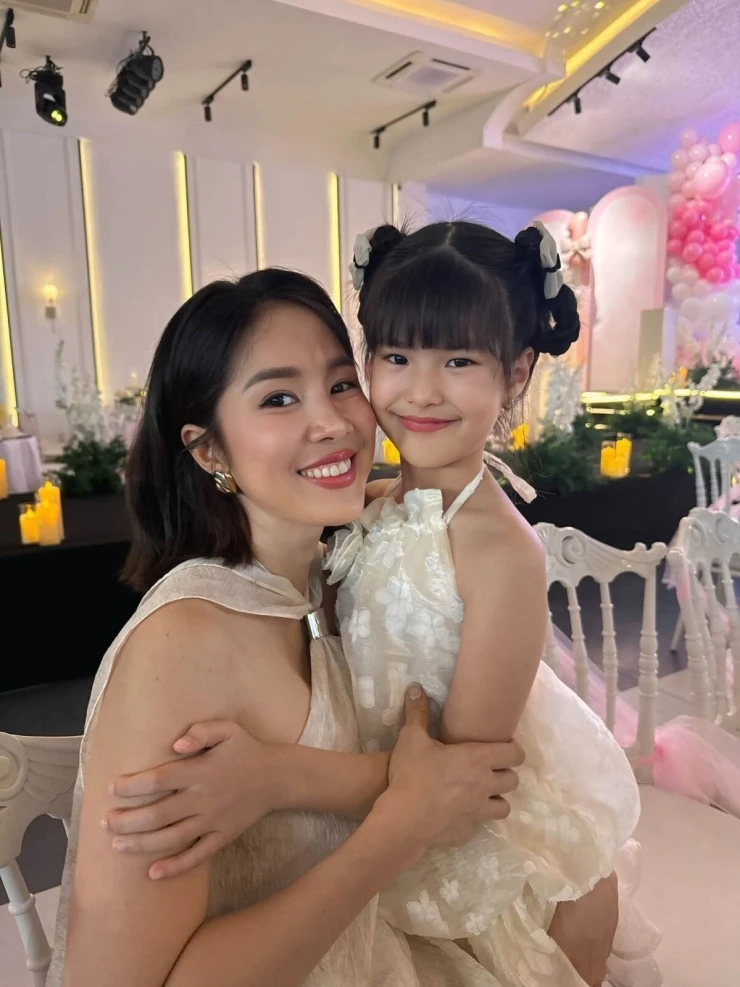 Ảnh sao 12/6: Phương Oanh diện đồ bộ kín bưng ngắm biển