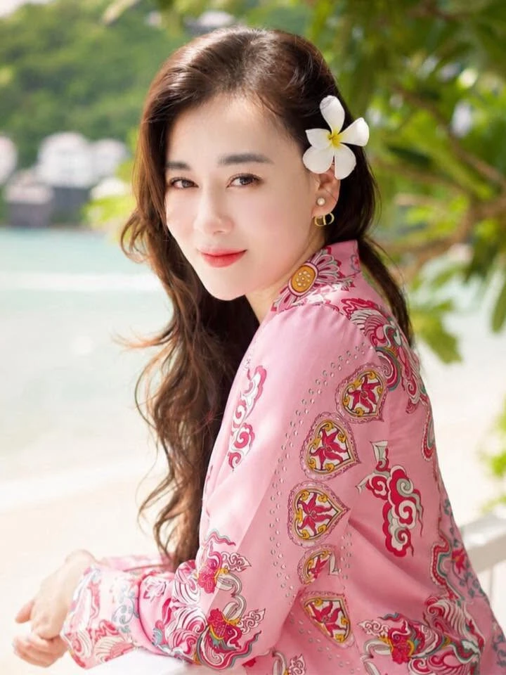 Ảnh sao 12/6: Phương Oanh diện đồ bộ kín bưng ngắm biển