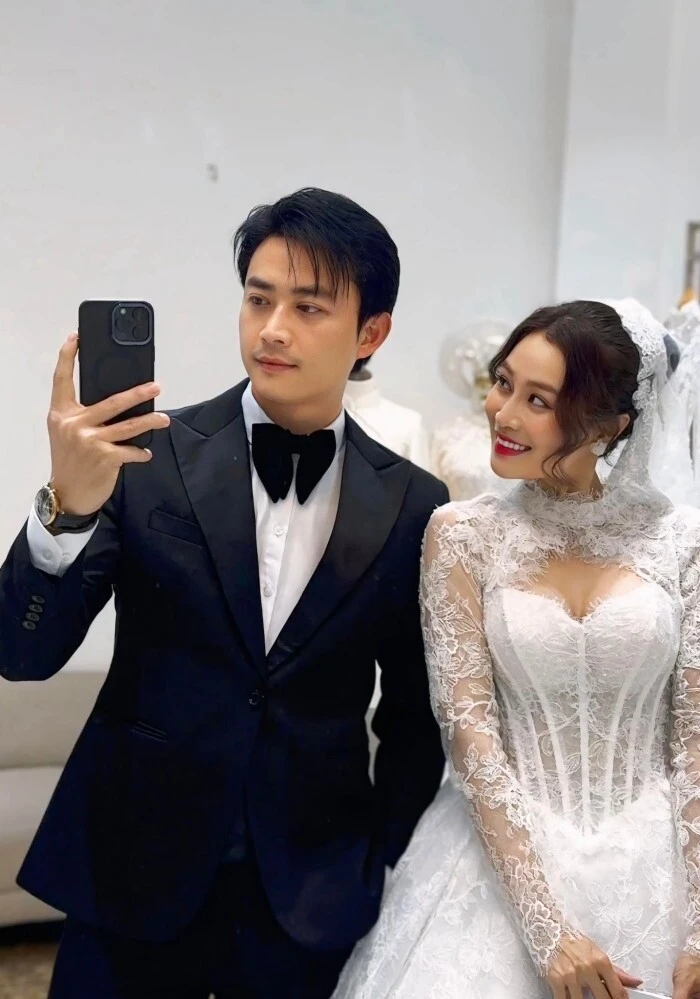 Ảnh sao 12/6: Phương Oanh diện đồ bộ kín bưng ngắm biển