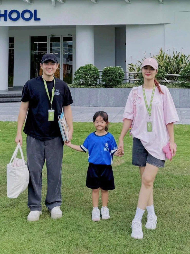 Ảnh sao 12/6: Phương Oanh diện đồ bộ kín bưng ngắm biển