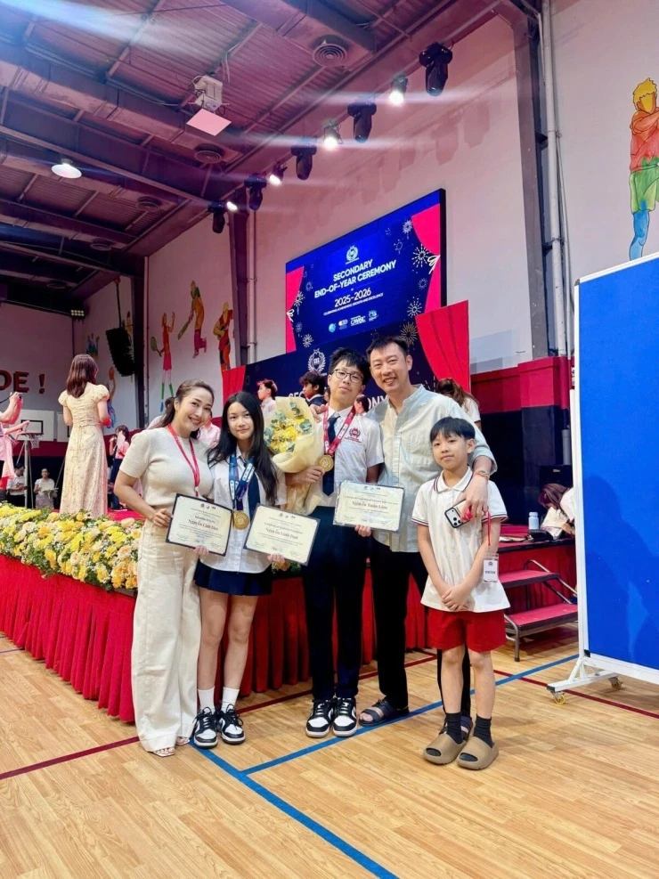 Ảnh sao 12/6: Phương Oanh diện đồ bộ kín bưng ngắm biển