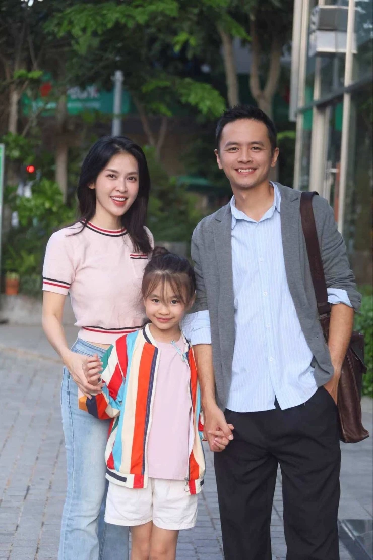 Ảnh sao 13/10: Con gái Mạnh Trường được khen càng lớn càng xinh đẹp Ảnh sao 13/10: Con gái Mạnh Trường được khen càng lớn càng xinh đẹp