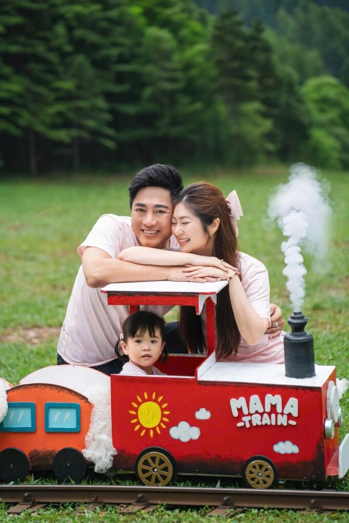 Ảnh sao 13/6: Lê Phương khoe sắc bên chồng con tại đêm tiệc Ảnh sao 13/6: Lê Phương khoe sắc bên chồng con tại đêm tiệc