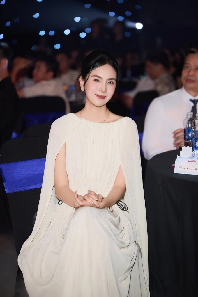 Ảnh sao 13/6: Lê Phương khoe sắc bên chồng con tại đêm tiệc Ảnh sao 13/6: Lê Phương khoe sắc bên chồng con tại đêm tiệc