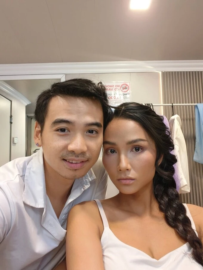 Ảnh sao 13/6: Lê Phương khoe sắc bên chồng con tại đêm tiệc Ảnh sao 13/6: Lê Phương khoe sắc bên chồng con tại đêm tiệc