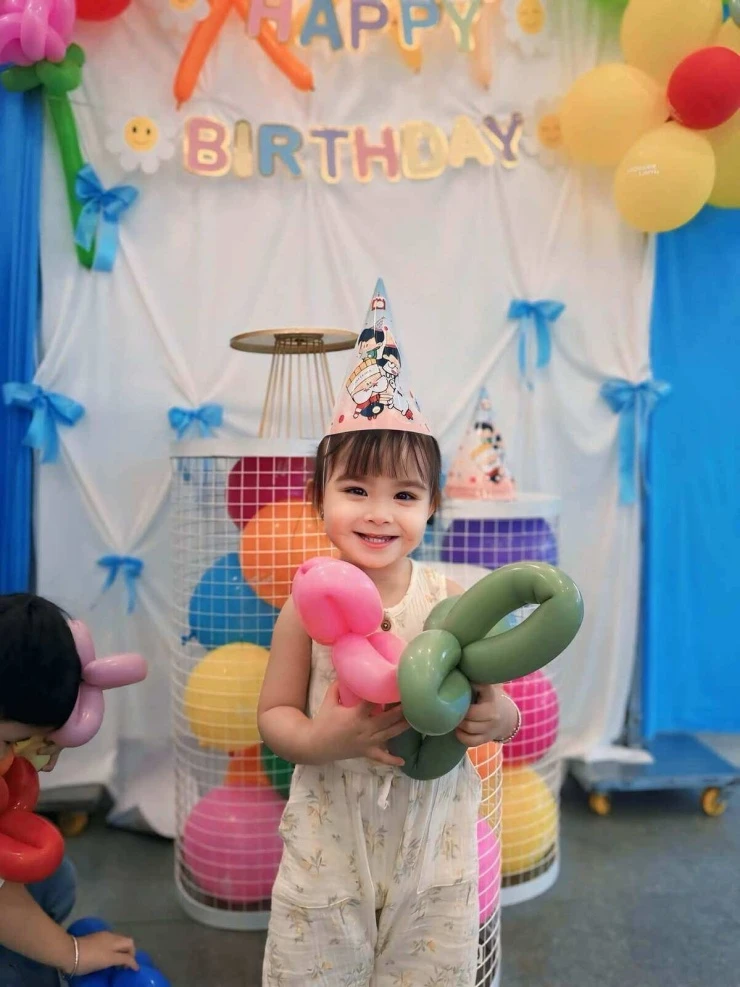 Ảnh sao 13/7: Con gái Kha Ly đón sinh nhật ở quê ngoại Ảnh sao 13/7: Con gái Kha Ly đón sinh nhật ở quê ngoại