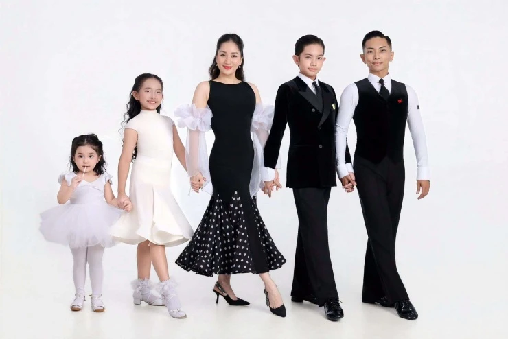 Ảnh sao 13/9: Nhà Thu Trang - Tiến Luật thăm miệt vườn quê ngoại