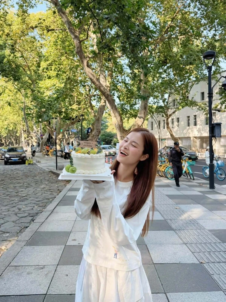Ảnh sao 14/10: Đỗ Mỹ Linh mừng sinh nhật ở quán bún ngan