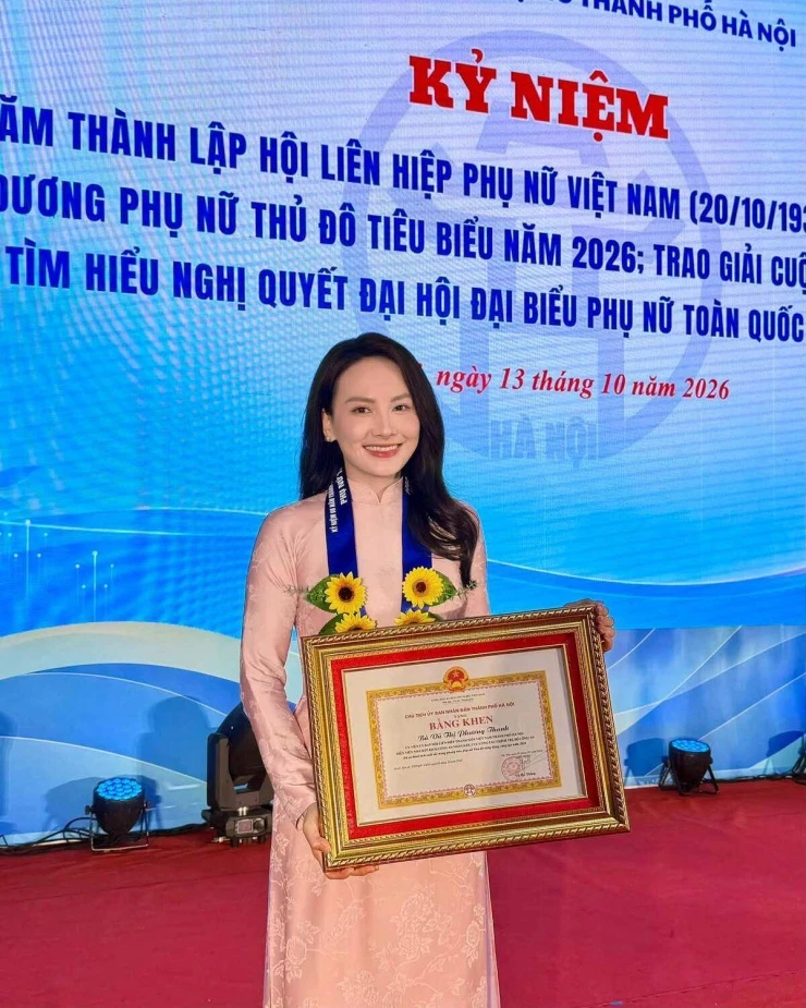 Ảnh sao 14/10: Đỗ Mỹ Linh mừng sinh nhật ở quán bún ngan
