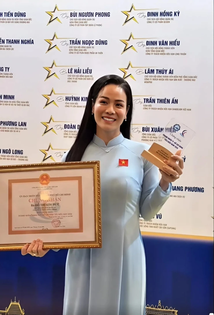 Ảnh sao 14/10: Đỗ Mỹ Linh mừng sinh nhật ở quán bún ngan