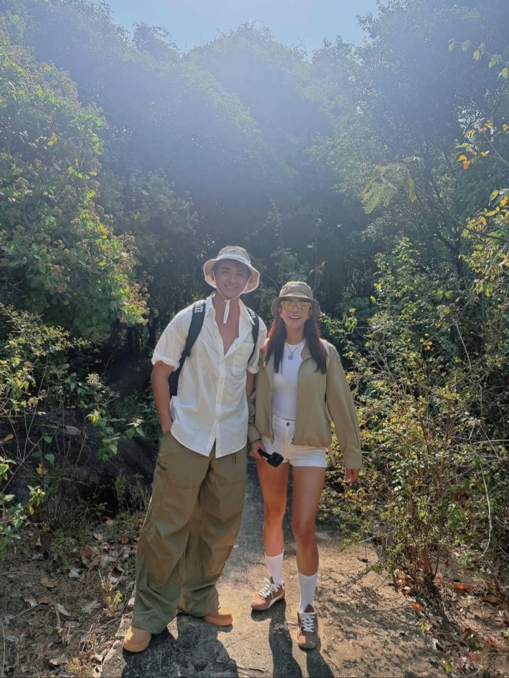Ảnh sao 14/5: Diệp Lâm Anh trekking với bạn trai kém 11 tuổi Ảnh sao 14/5: Diệp Lâm Anh trekking với bạn trai kém 11 tuổi