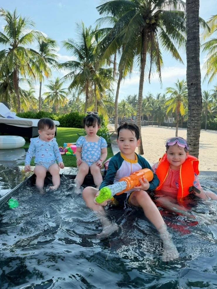 Ảnh sao 14/6: Con gái Đỗ Mỹ Linh đi bơi cùng anh chị họ