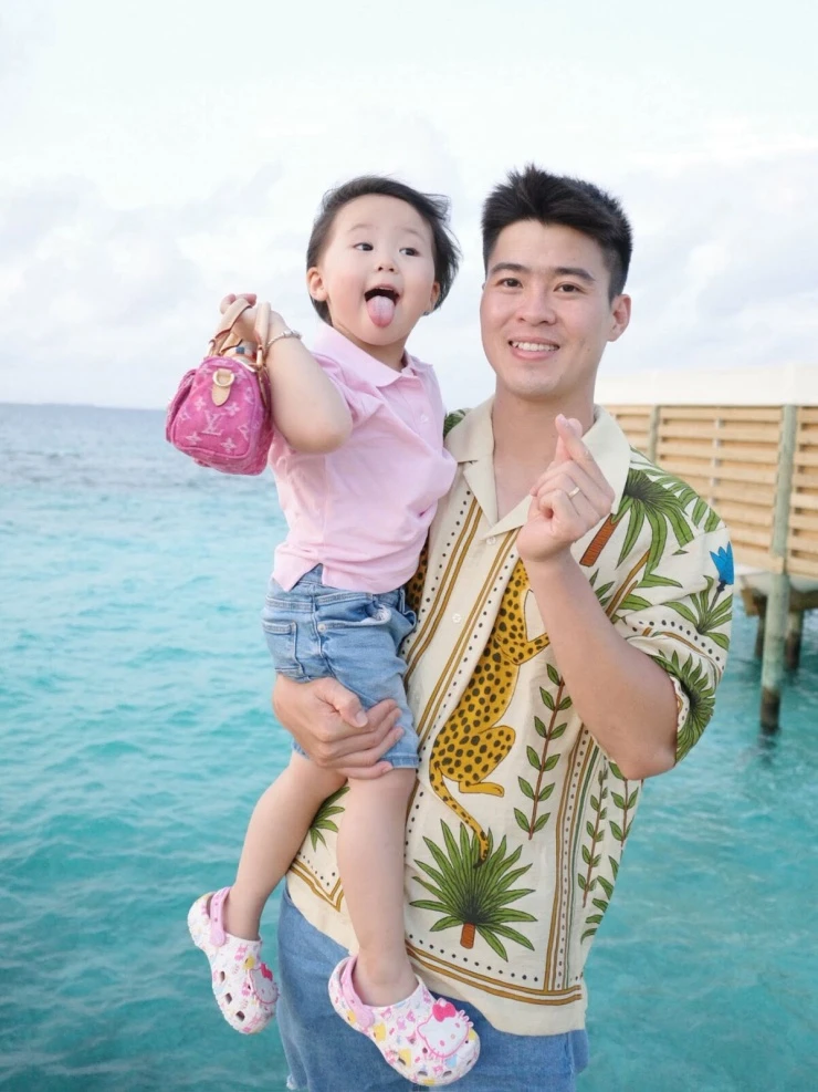 Ảnh sao 14/6: Con gái Đỗ Mỹ Linh đi bơi cùng anh chị họ