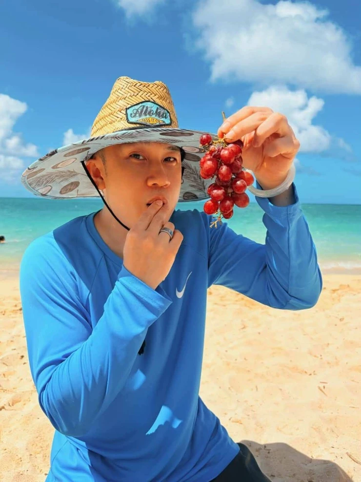 Ảnh sao 14/8: Trấn Thành nhìn bà xã Hari Won đắm đuối