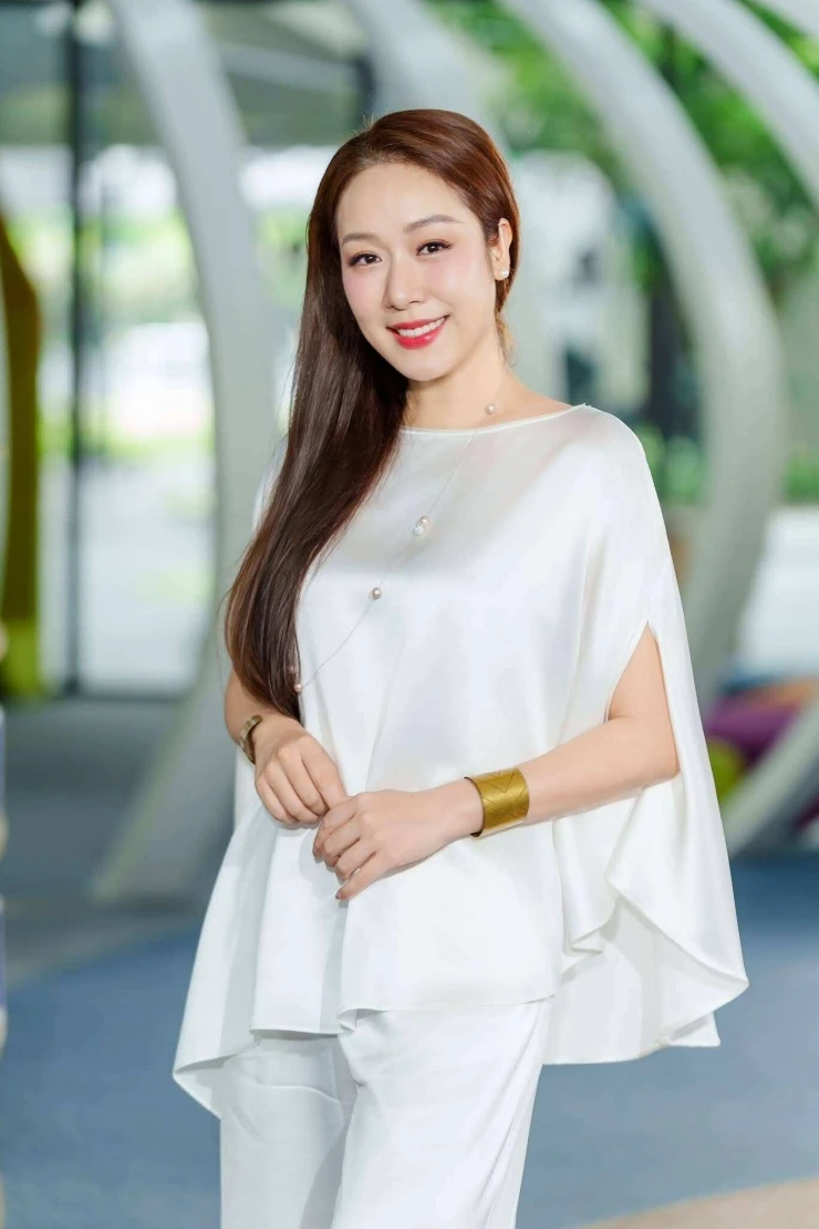 Ảnh sao 14/8: Trấn Thành nhìn bà xã Hari Won đắm đuối