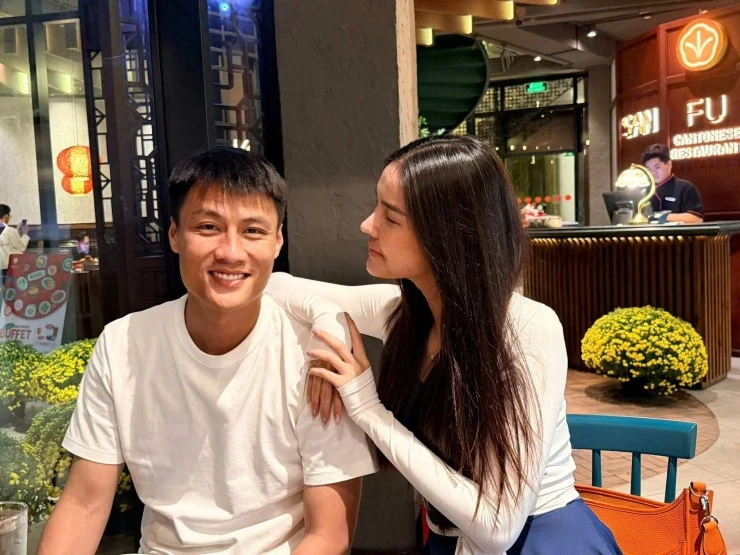 Ảnh sao 14/8: Trấn Thành nhìn bà xã Hari Won đắm đuối