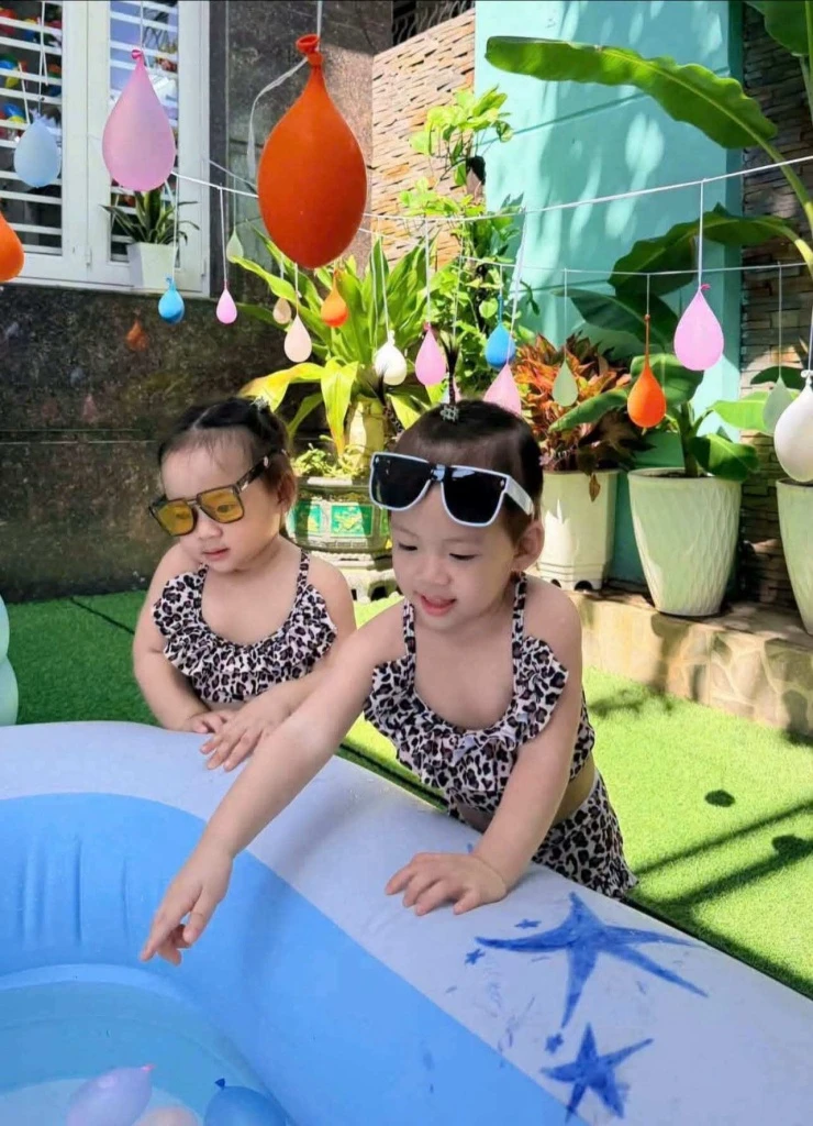 Ảnh sao 14/8: Trấn Thành nhìn bà xã Hari Won đắm đuối